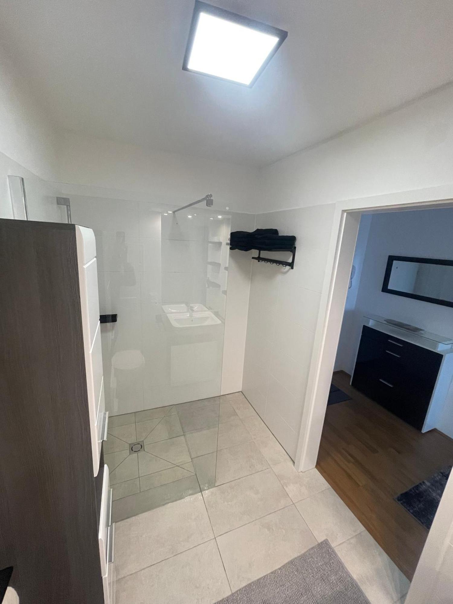 Luxusapartment Mit 40 Qm Terrasse, E-Parkplatz Und Parkplatz Graz Bagian luar foto