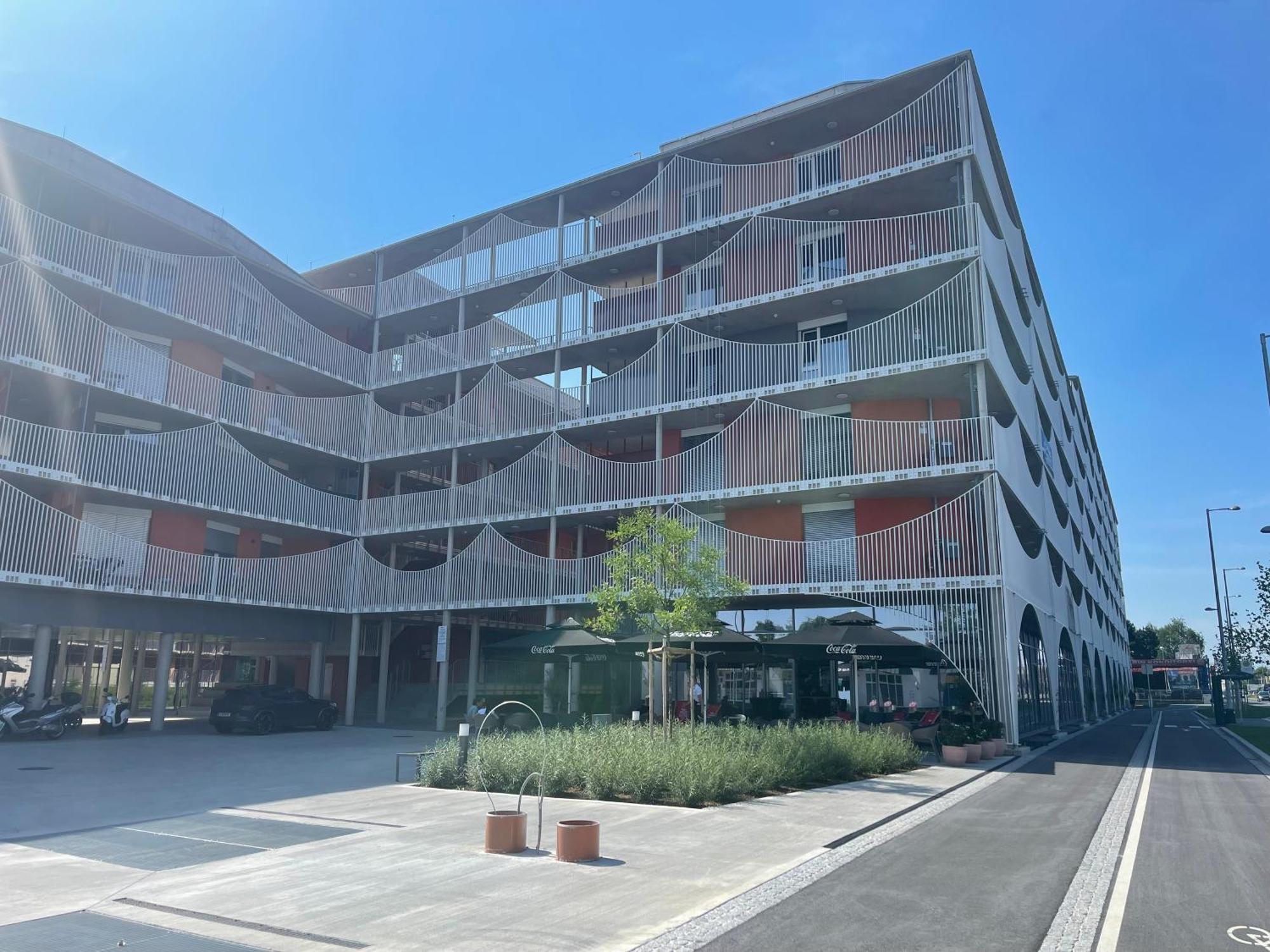 Luxusapartment Mit 40 Qm Terrasse, E-Parkplatz Und Parkplatz Graz Bagian luar foto